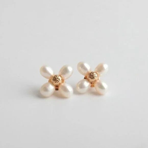 NWOT Tory Burch Gold Logo Fresh Water Stud Pearl Clover Earrings - Picture 2 of 4